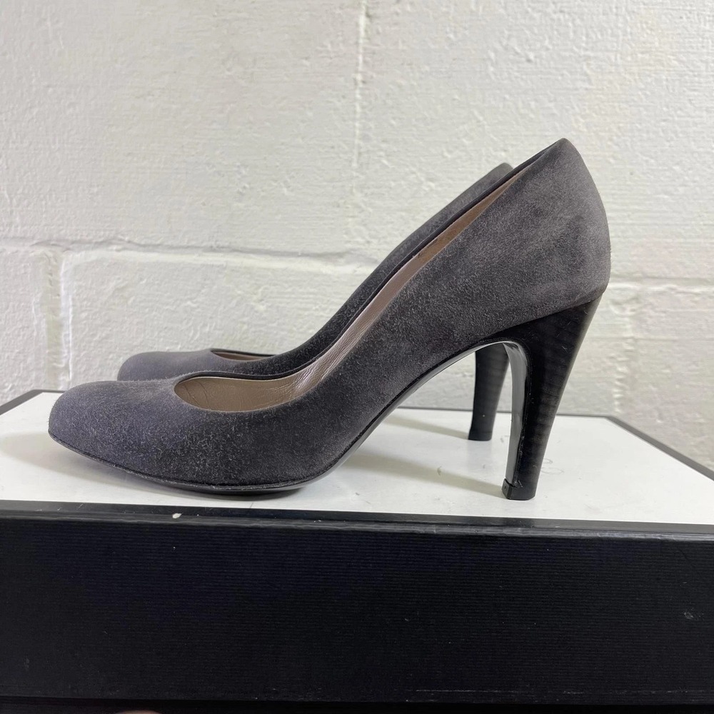 Salvatore Ferragamo Grey Suede Pump Heels Slip On Womens Size 7 US Made In Italy - Picture 4 of 15